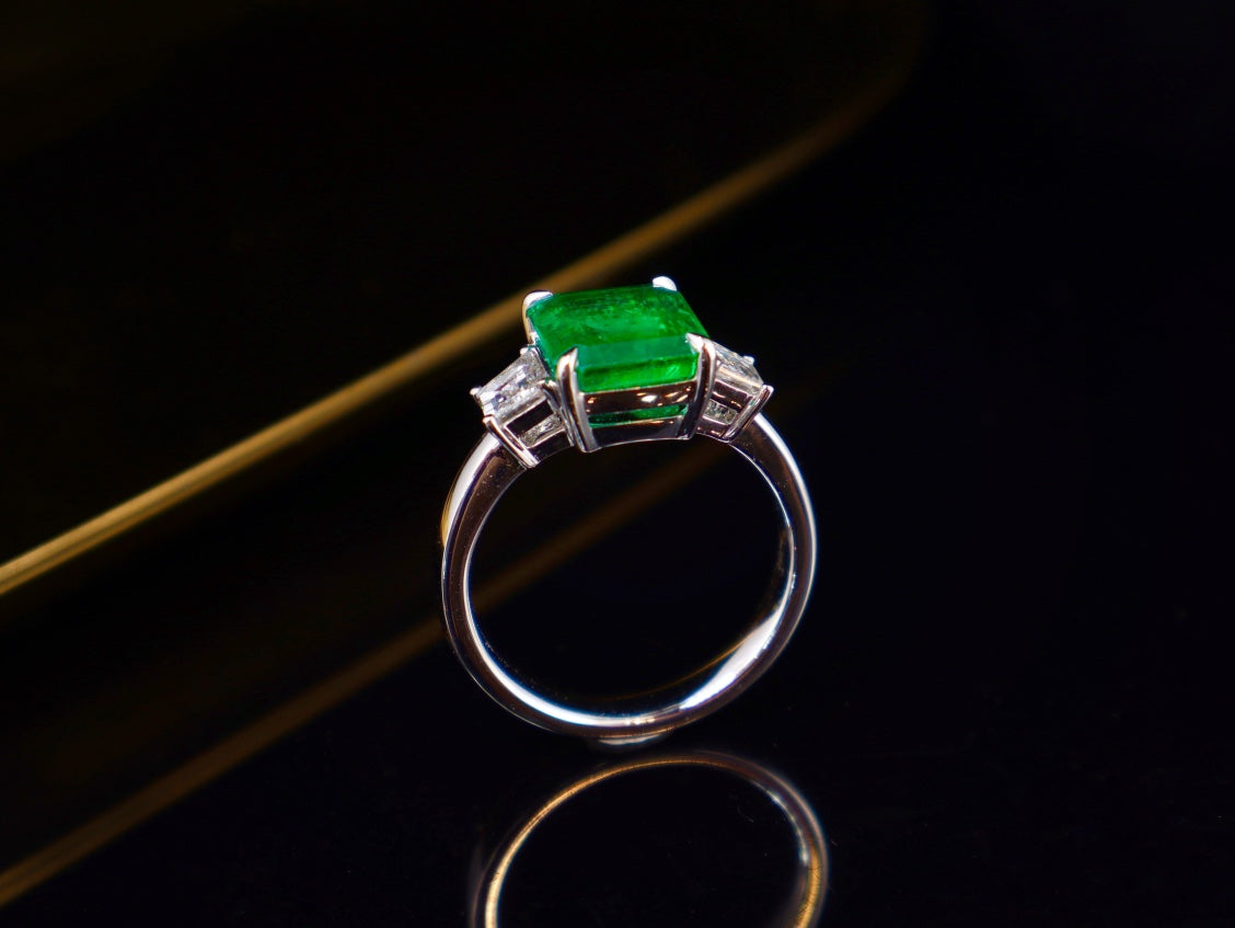 Emerald Ring - Vivid Green High-Quality Jewelry Piece