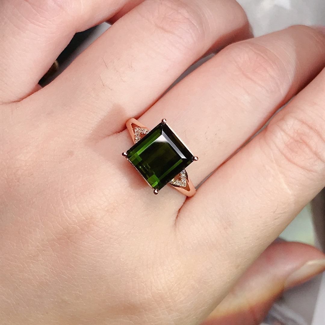 Elegant and Minimalist Peridot Ring - A Must-Have Jewelry