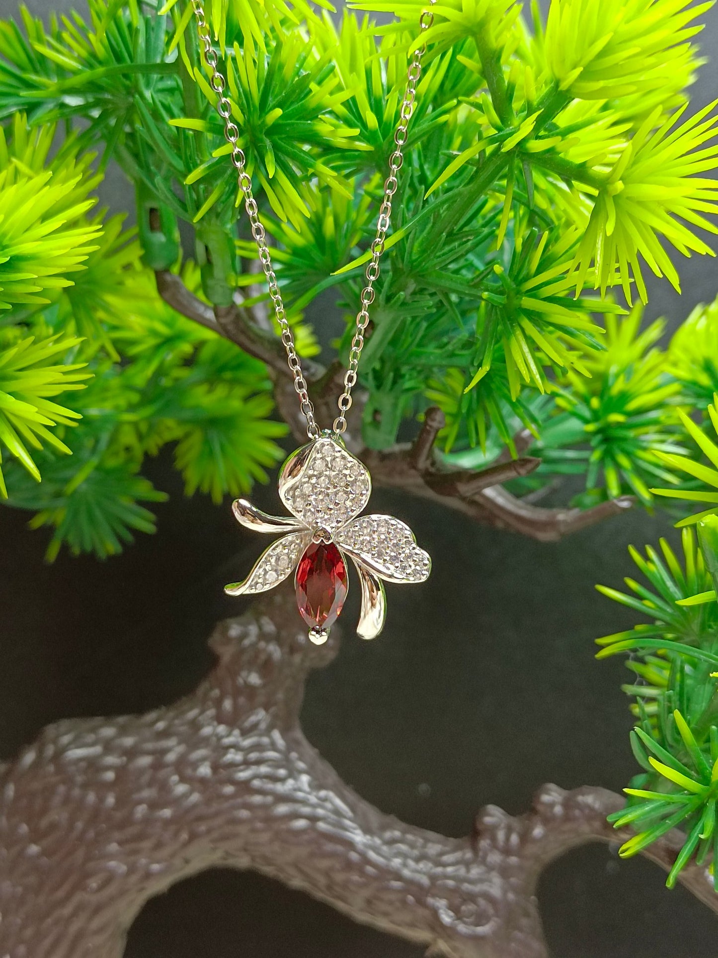 Barang Kemas S925 Sterling Silver Garnet & Loket Lily yang Elegan