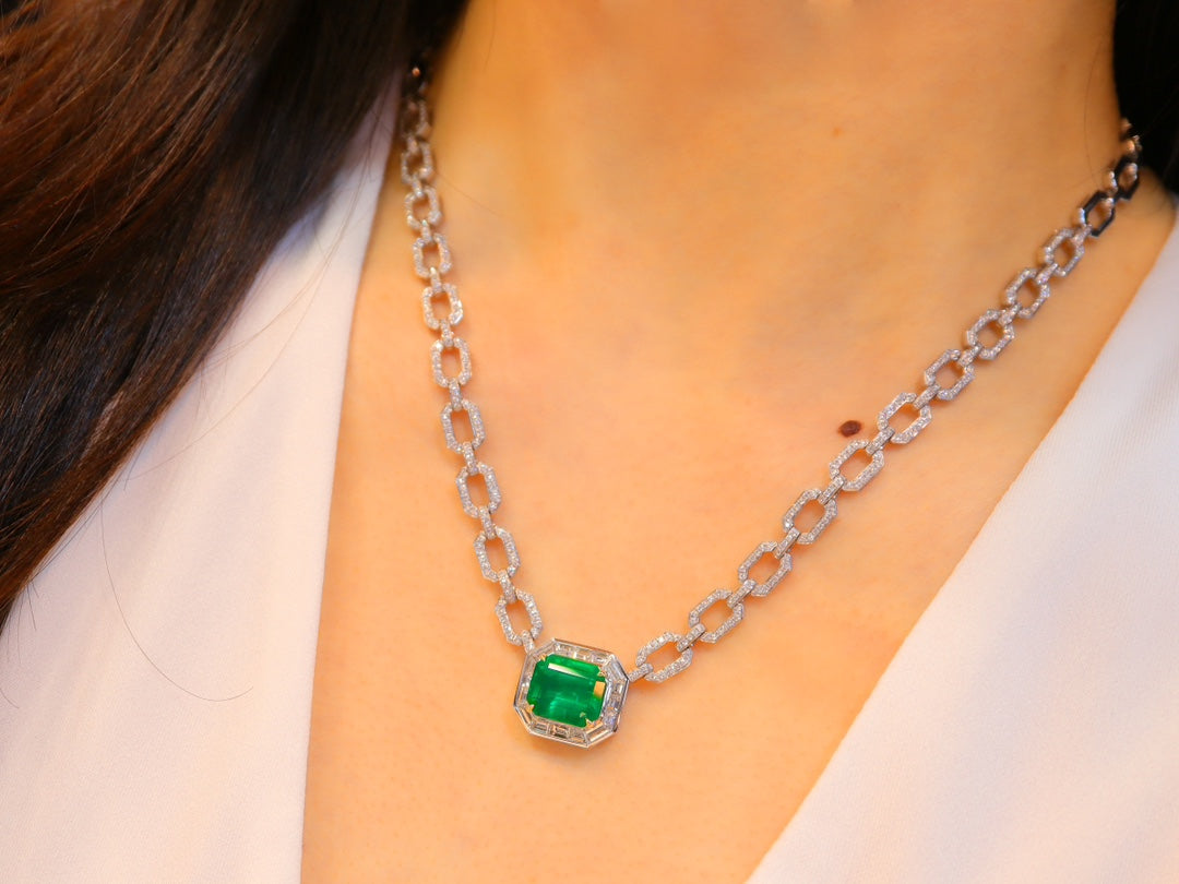 Elegant Emerald Necklace - A Touch of Luxurious Jewelry