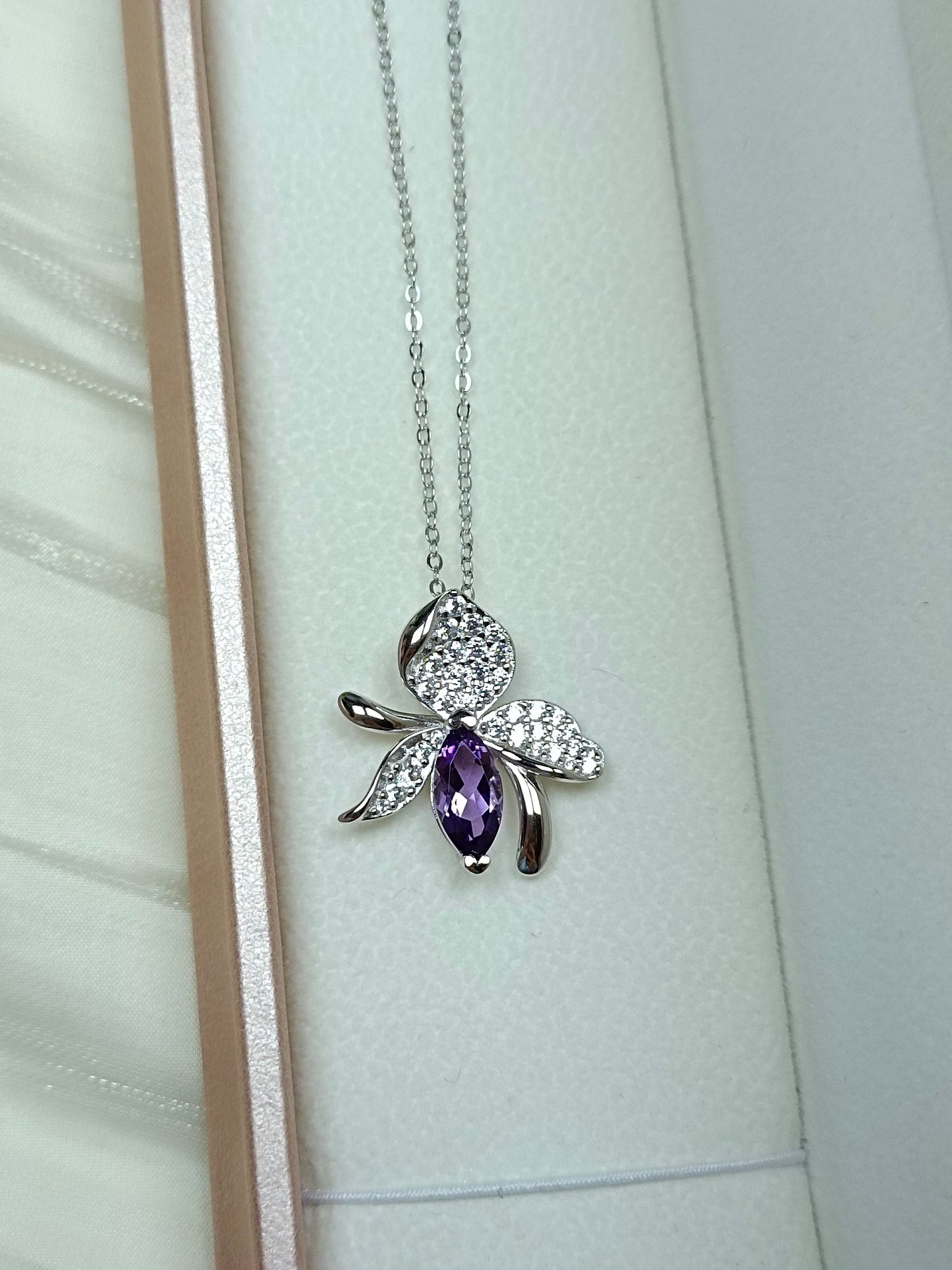 Eleganti gioielli con ciondolo giglio di cristallo viola in argento sterling S925