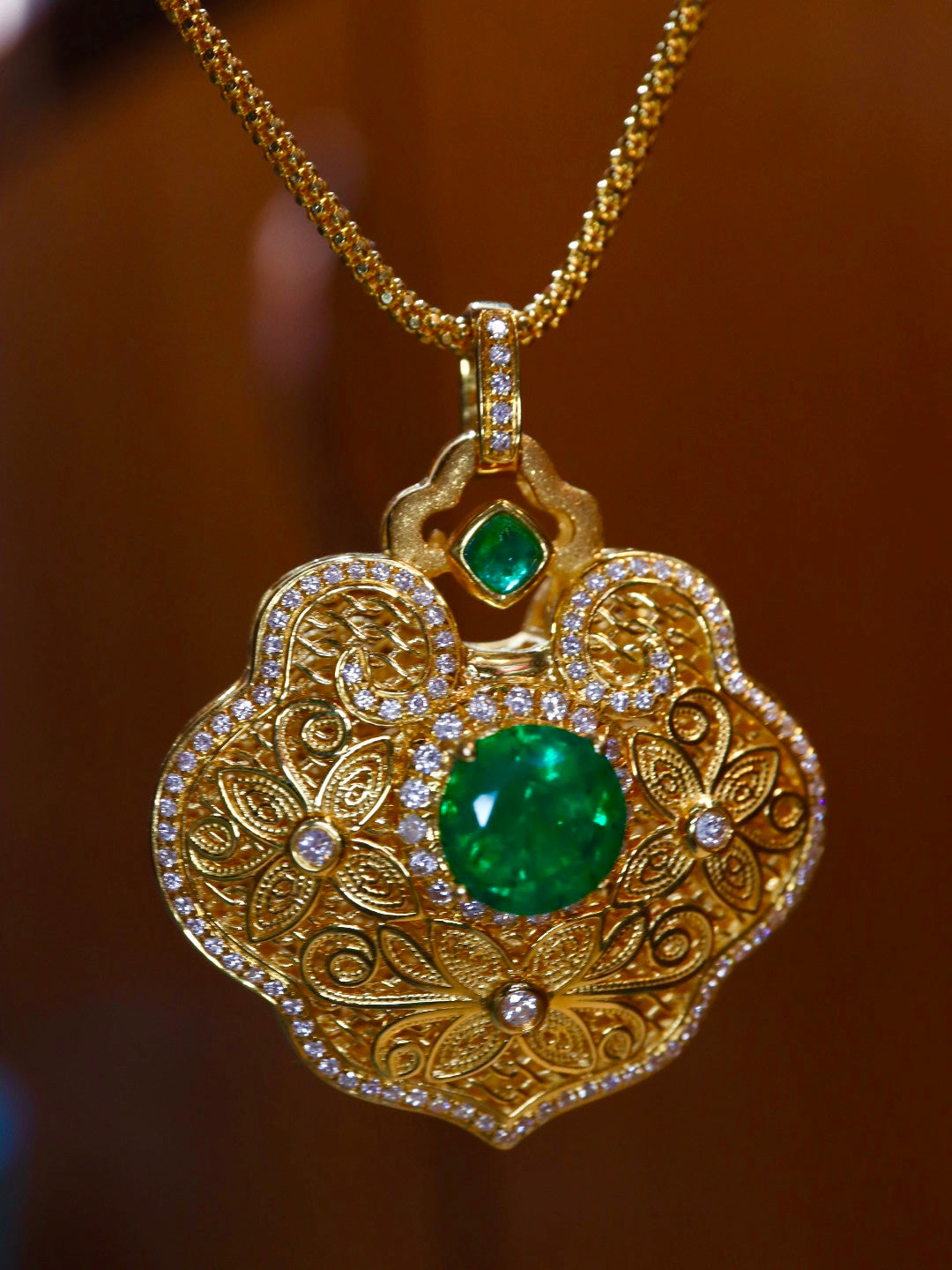 Emerald Green Amulet Pendant Jewelry - Locking in Safety and Fortune