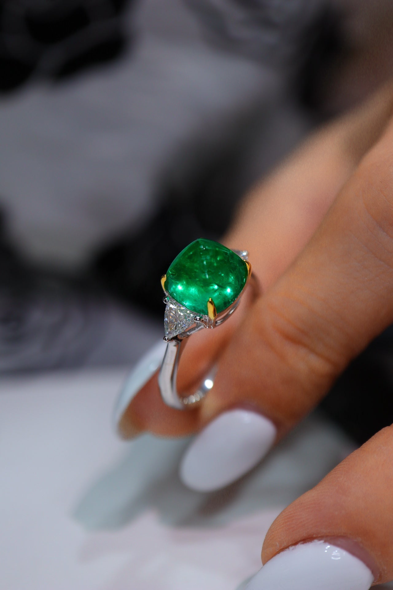 Emerald Sugarloaf Ring - Minimalist Three-Stone Jewelry Marvel