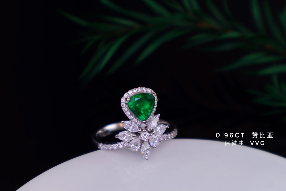 Emerald Ring - Premium Jewelry Piece with Vibrant Green Hue