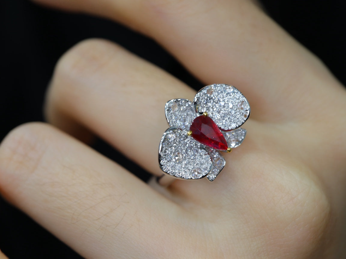 Anillo de rubí rojo sangre de paloma con diseño de orquídea con incrustaciones de diamantes - Joyería Premium