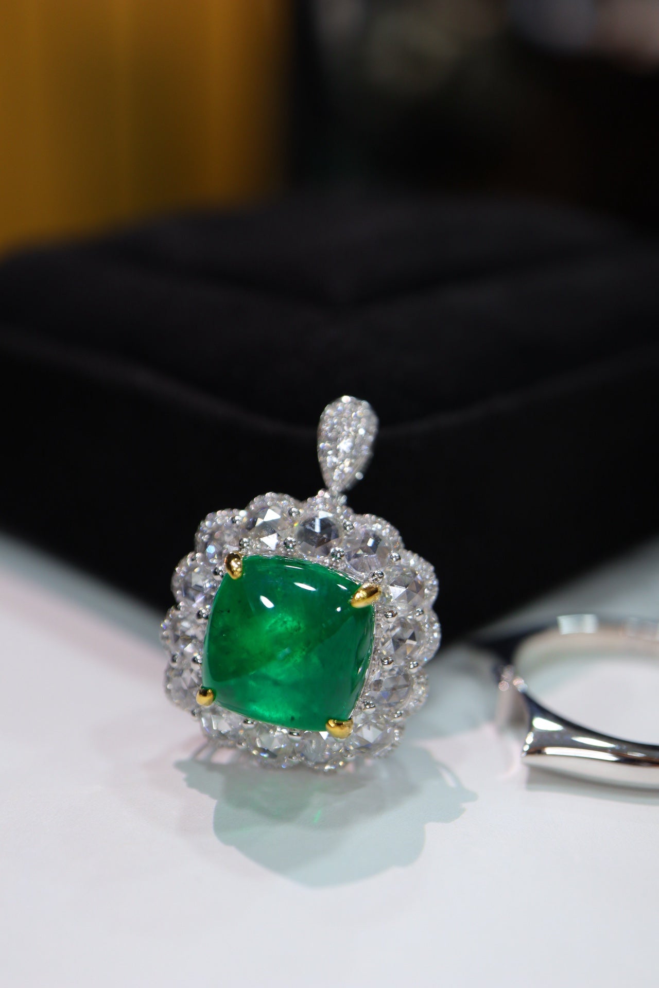 Emerald Sugarloaf Ring & Pendant Jewelry - A Luxurious Double Delight