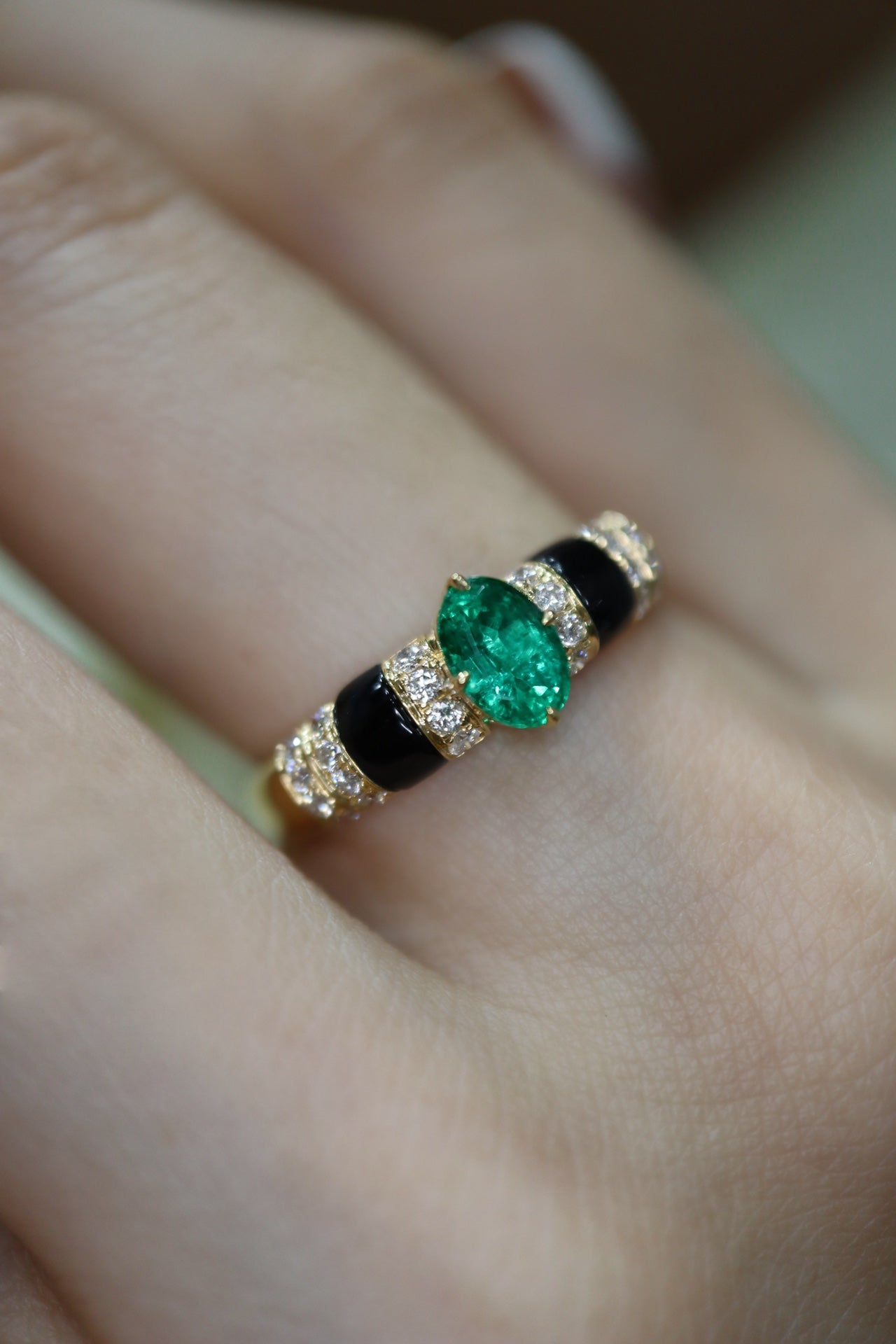 Vintage zwartgouden ring - omarm elegantie en scherpte in sieraden