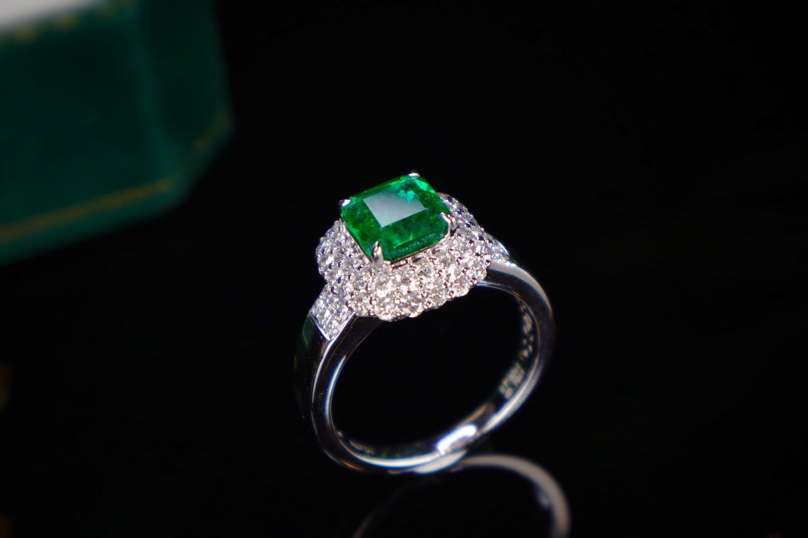 Emerald Ring - Luxurious Everyday Wear Jewelry