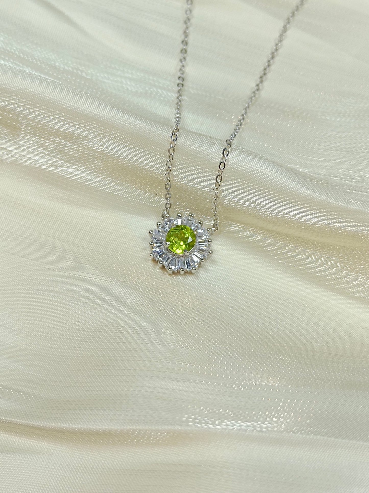 S925 Silver Embedded Peridot Pendant Necklace - Sunflower Design