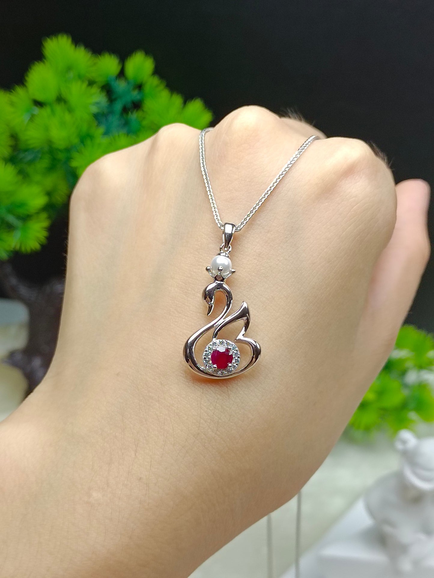 Elegante ciondolo a forma di cigno in argento sterling S925 con decorazioni di rubini - Gioielleria raffinata