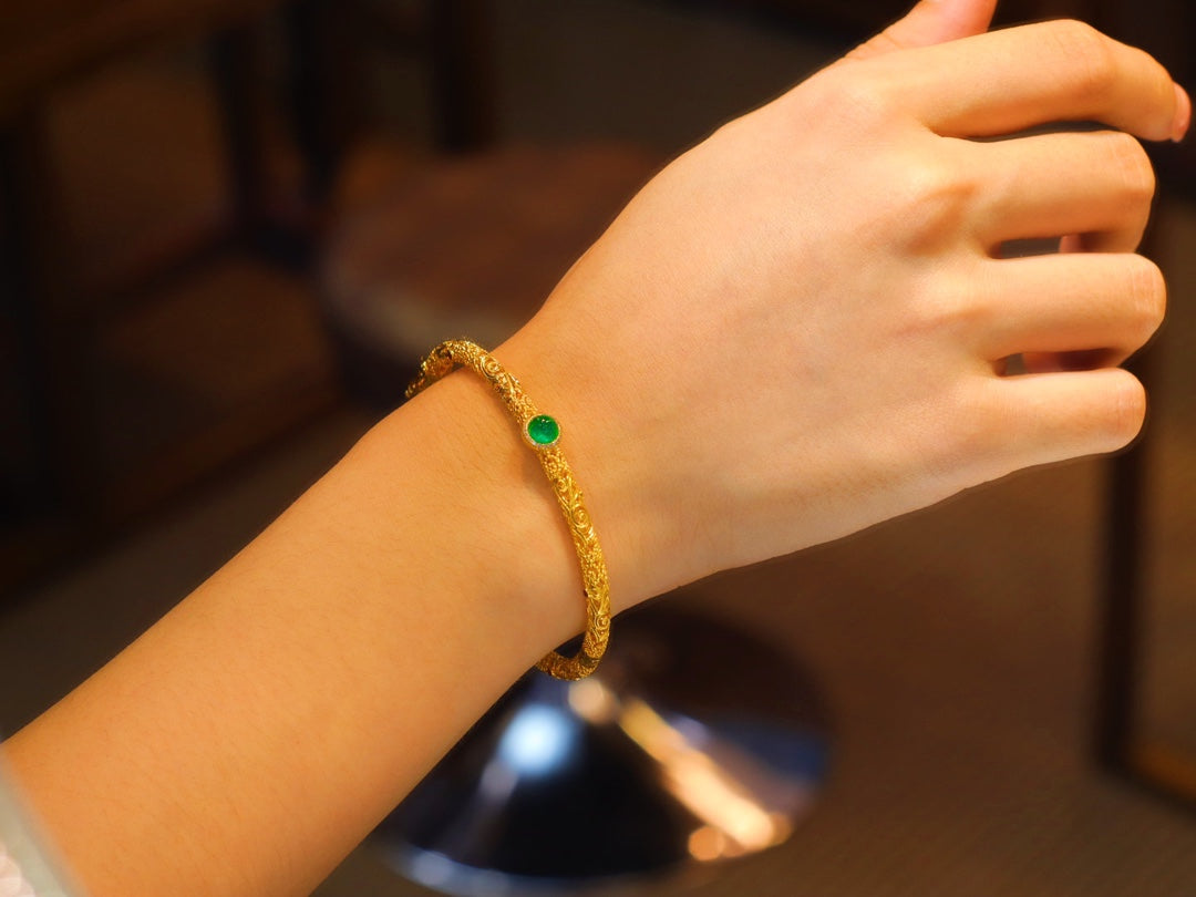 Emerald Green Bracelet with Ancient Gold Craftsmanship - A Jewelry Treasure