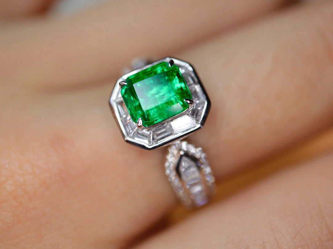 Emerald Ring: Vivid Green Jewelry with Diamond Accent