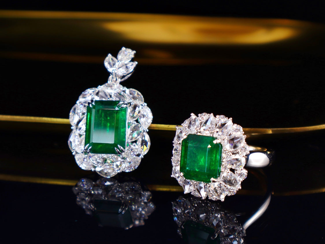 Emerald Ring - Luxurious Jewelry Piece with Exceptional Craftsmanship