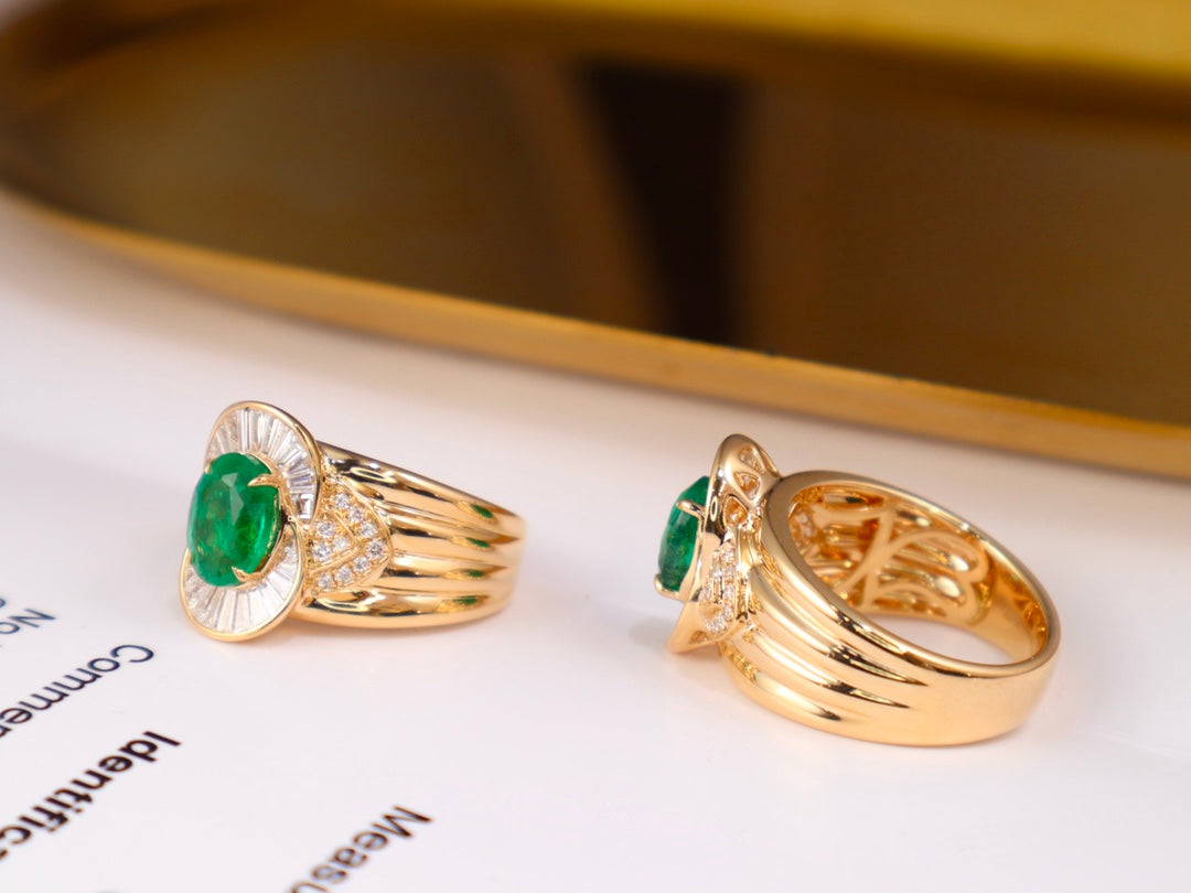 Emerald Green Jewelry Marvel: A Grandeur Ring for the Bold