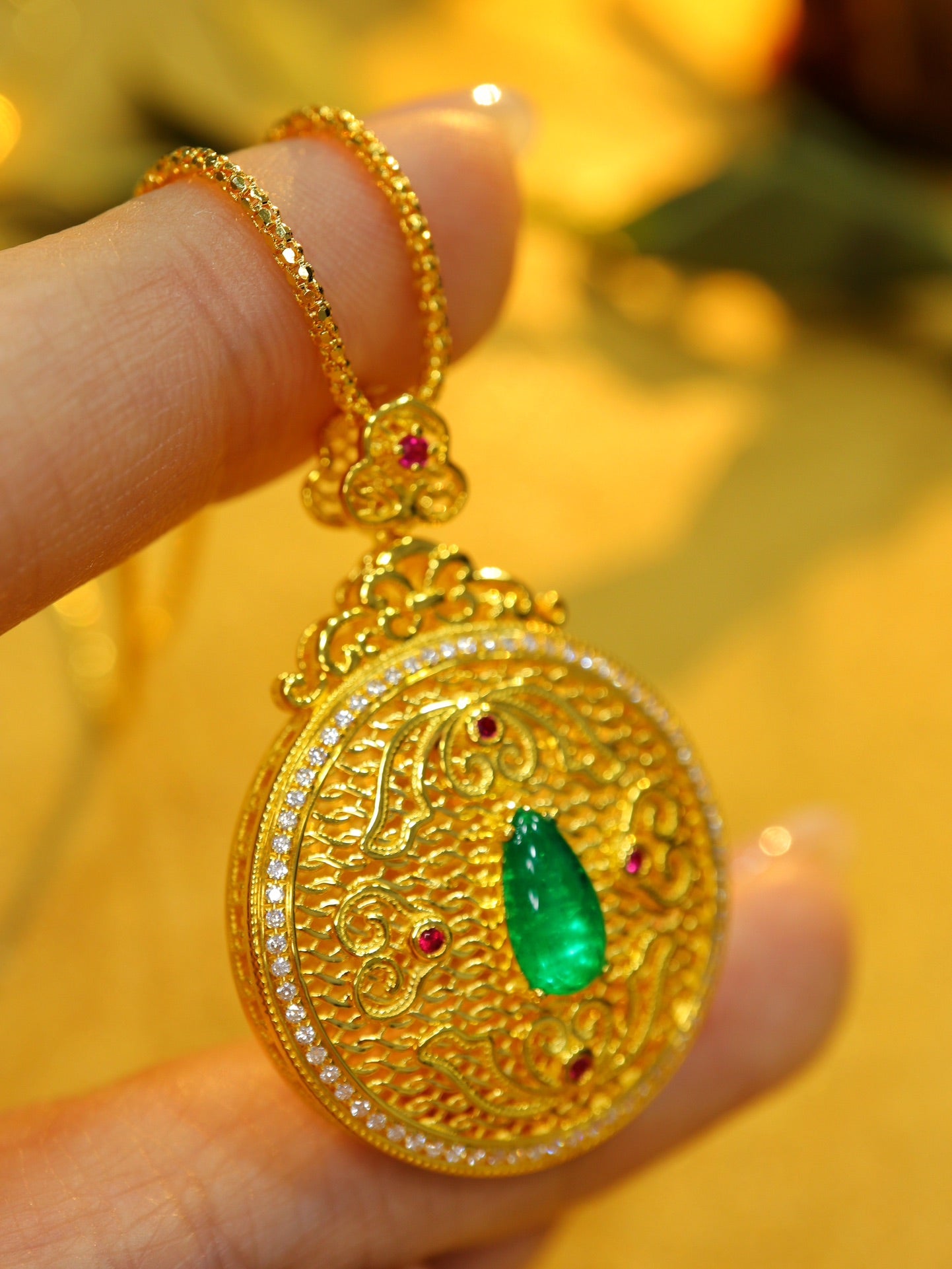 Emerald Pendant Jewelry: Ancient Gold Craftsmanship with Diamond Accent