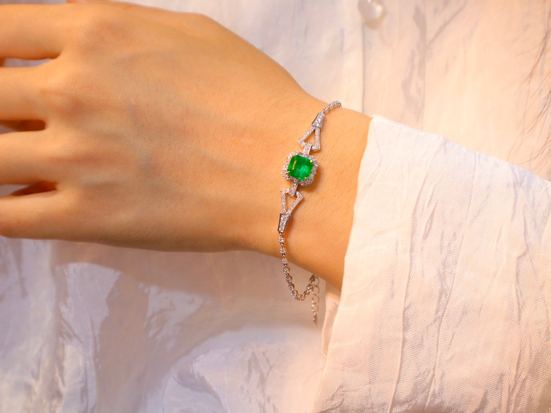 Versatile Emerald Bracelet/Pendant Jewelry - Vivid Green Gemstone