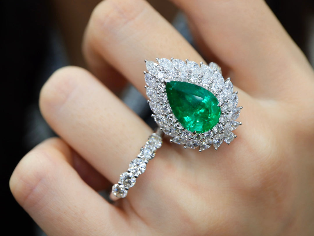 Emerald Pendant/Ring Two-in-One Jewelry: A Sparkle of New Life