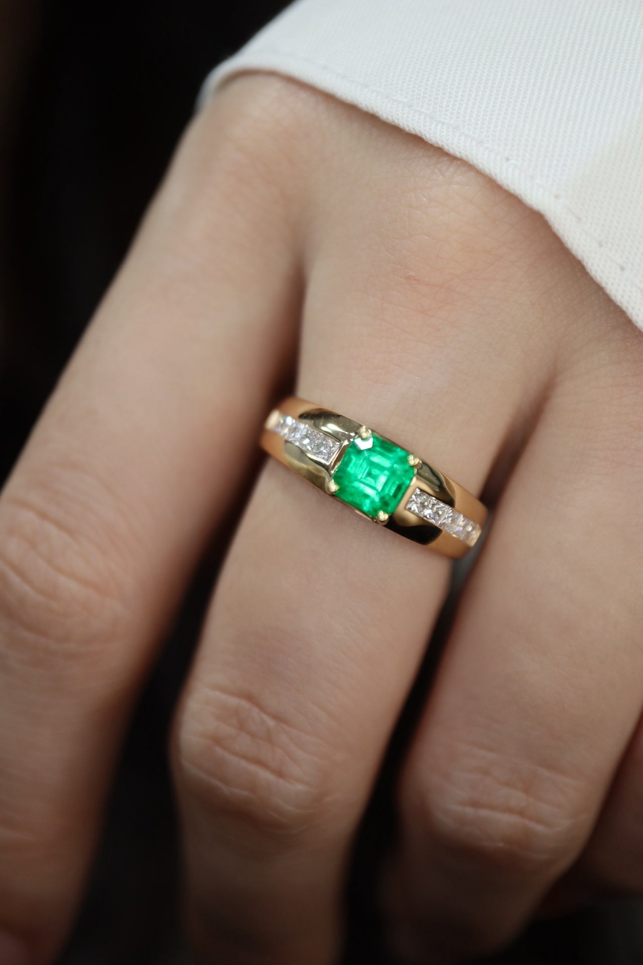 Panjshir Emerald Ring - Levendige groene sieraden voor een krachtig statement