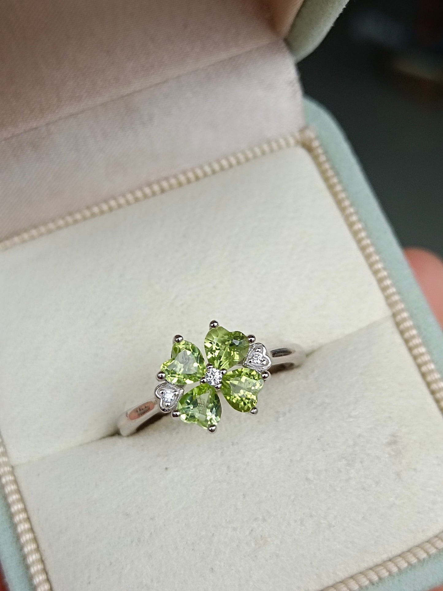 Anello quadrifoglio con peridoto infuocato: simbolo di fortuna e bellezza