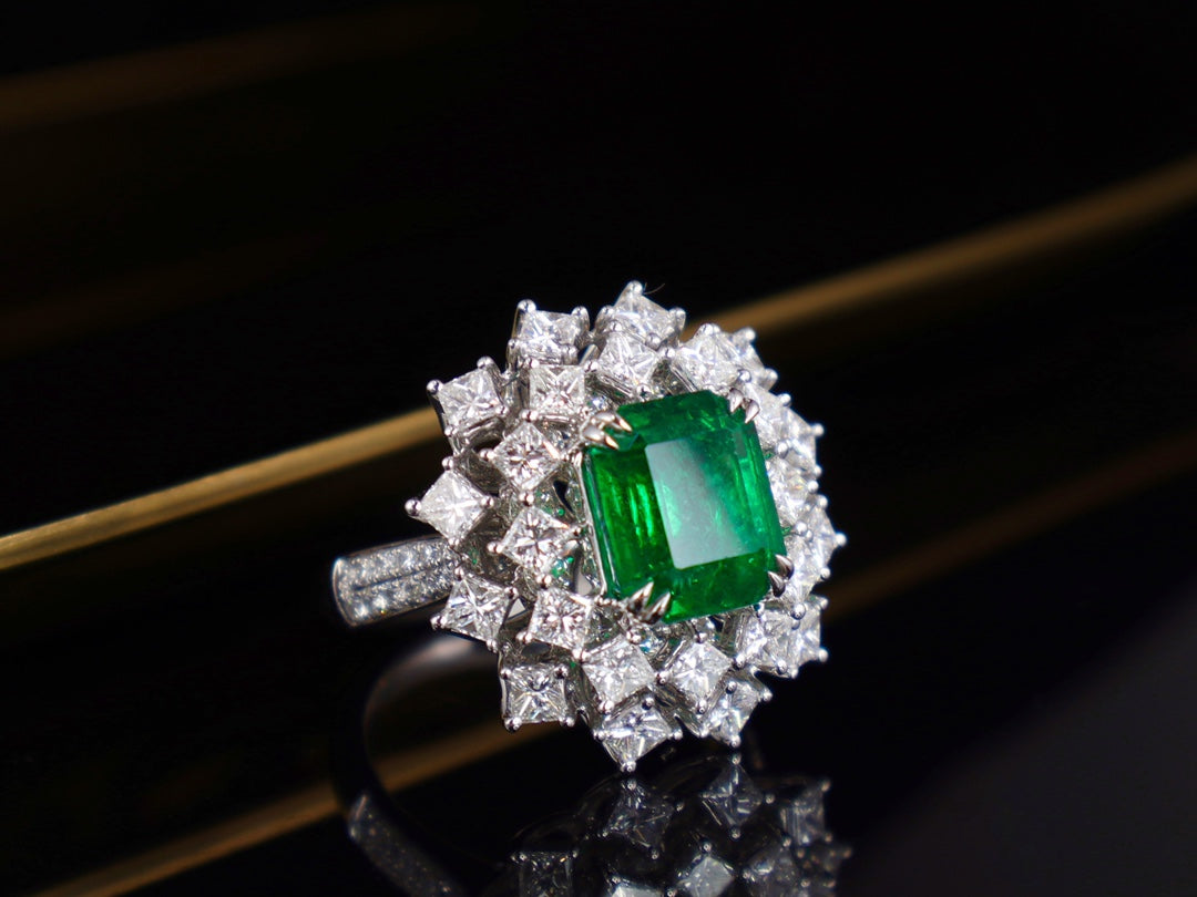 Emerald Jewelry Marvel: 3.71ct Vivid Green Ring with Guild Certificate