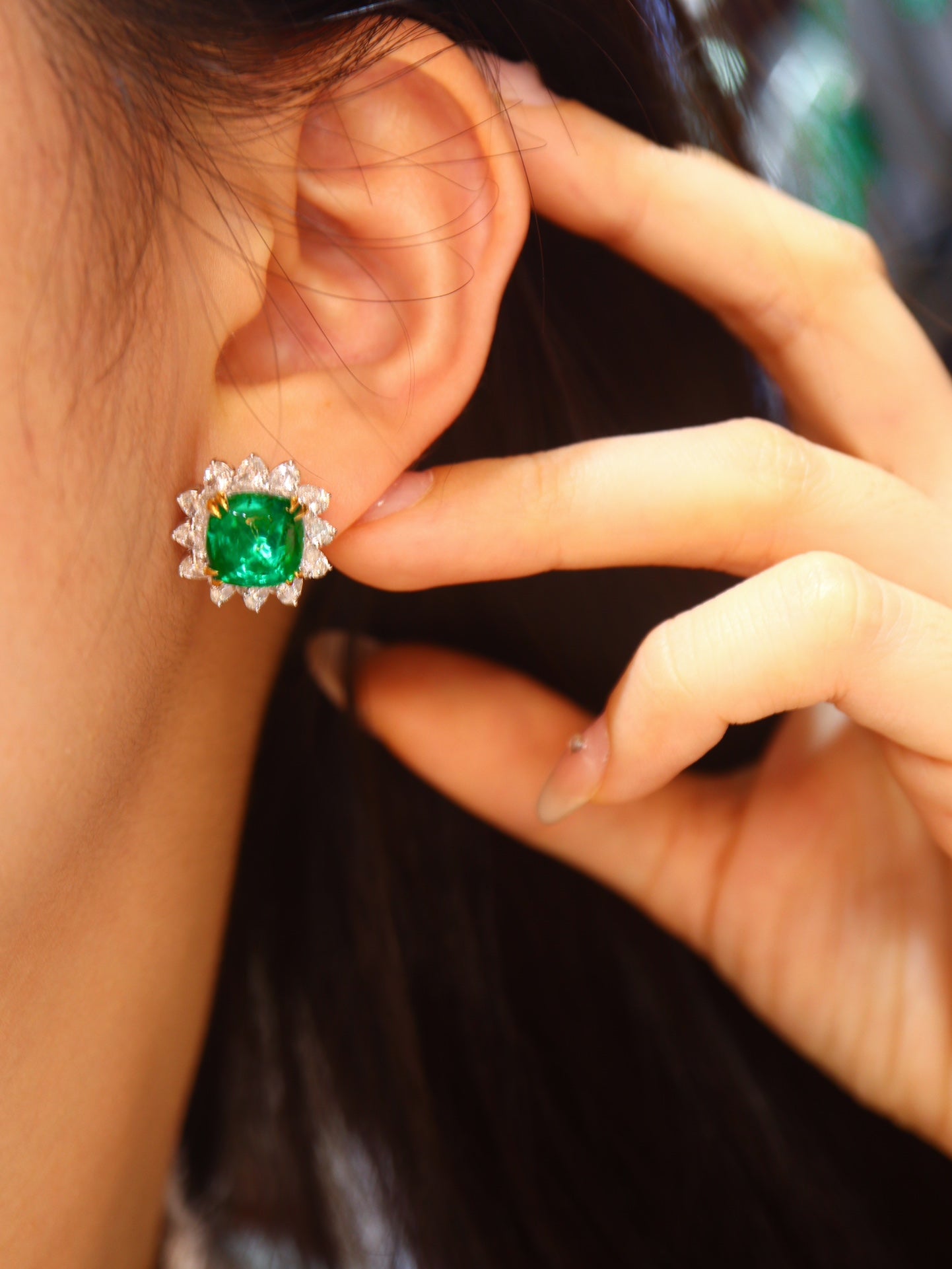 Emerald Stud Earrings: A Luxurious Jewelry Piece