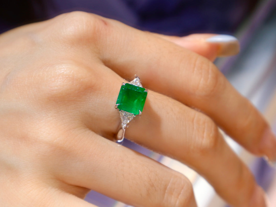 Smaragdgroene ringsieraden - Klassiek driestenen ontwerp met levendige groene tint