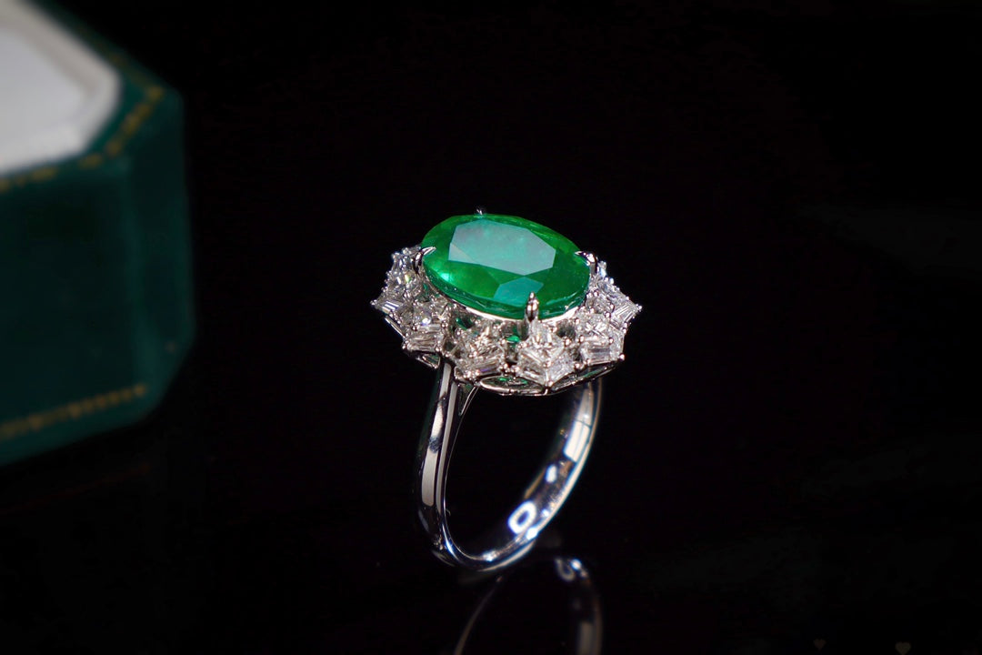 Emerald Ring - Luxurious Jewelry Piece for Everyday Elegance