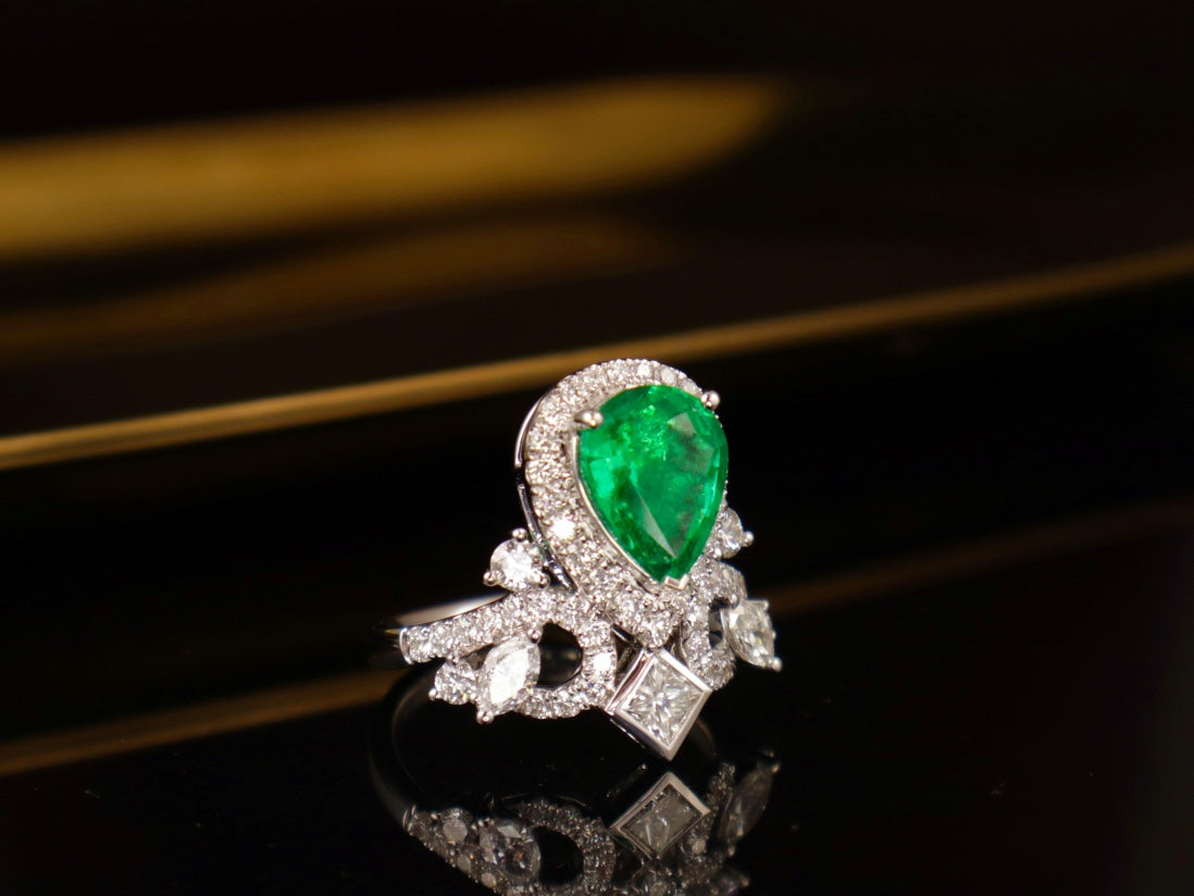 Chaumet-Style Crown Design Emerald Ring - A Jewelry Marvel