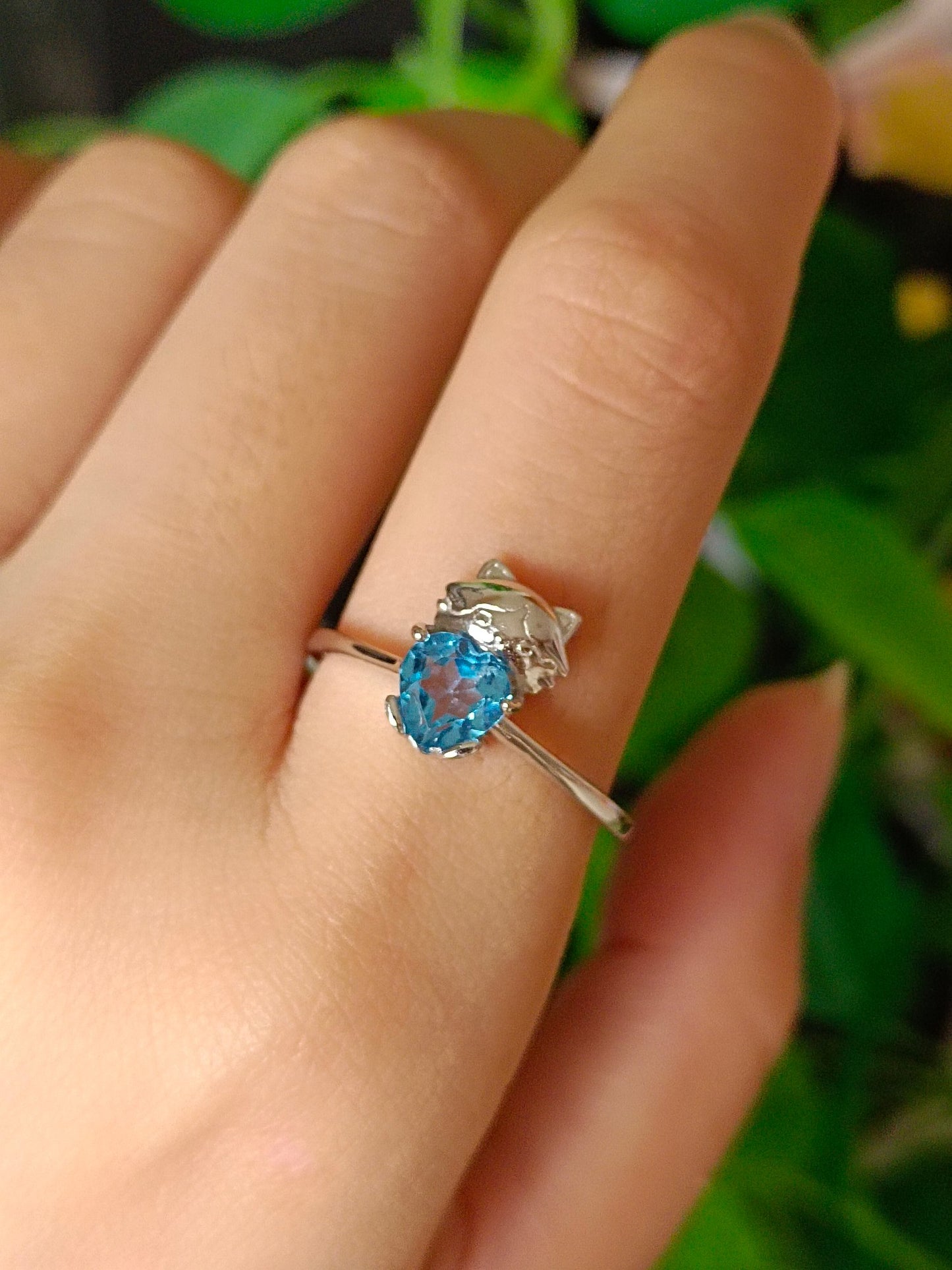 Anello a cuore con orsetto con topazio naturale: un romantico gioiello blu oceano