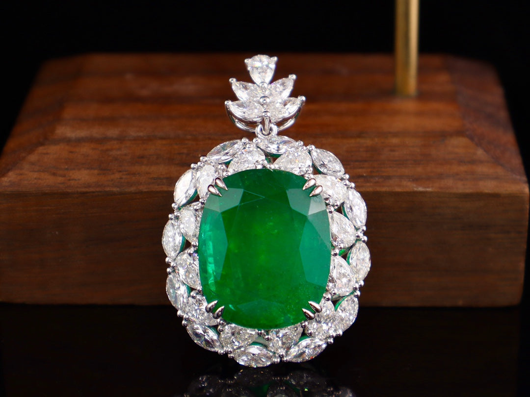 Emerald Pendant Jewelry - Luxurious and Magnificent Choice