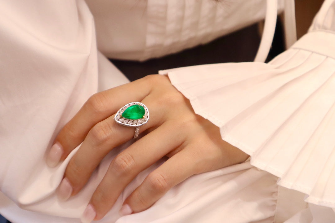 Emerald Ring with Exceptional Clarity and Design - Premium Jewelry