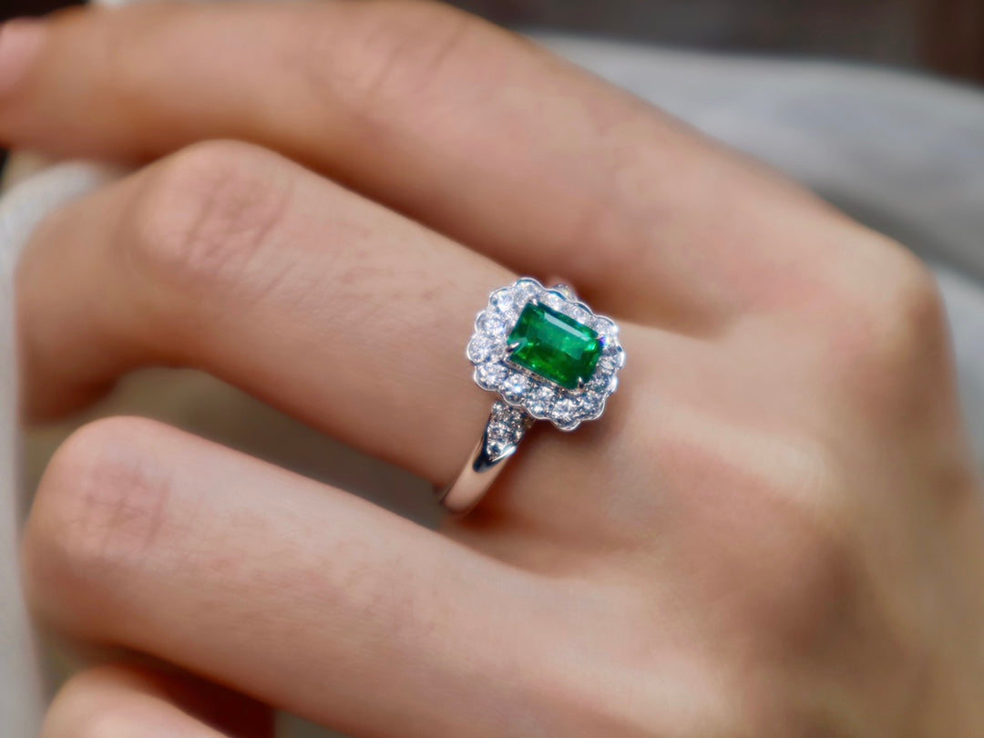 Cincin Zamrud Satu Karat yang Indah - Koleksi Barang Kemas Premium