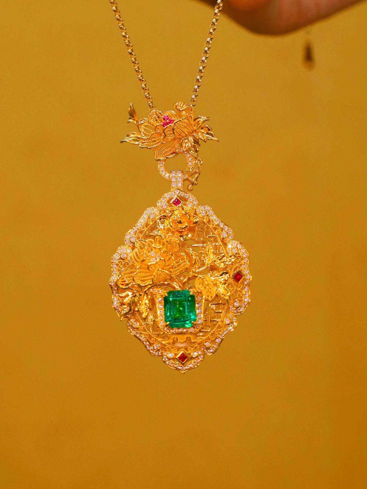 Elegant Chinese-Style Jewelry: Emerald Pendant with Intricate Craftsmanship