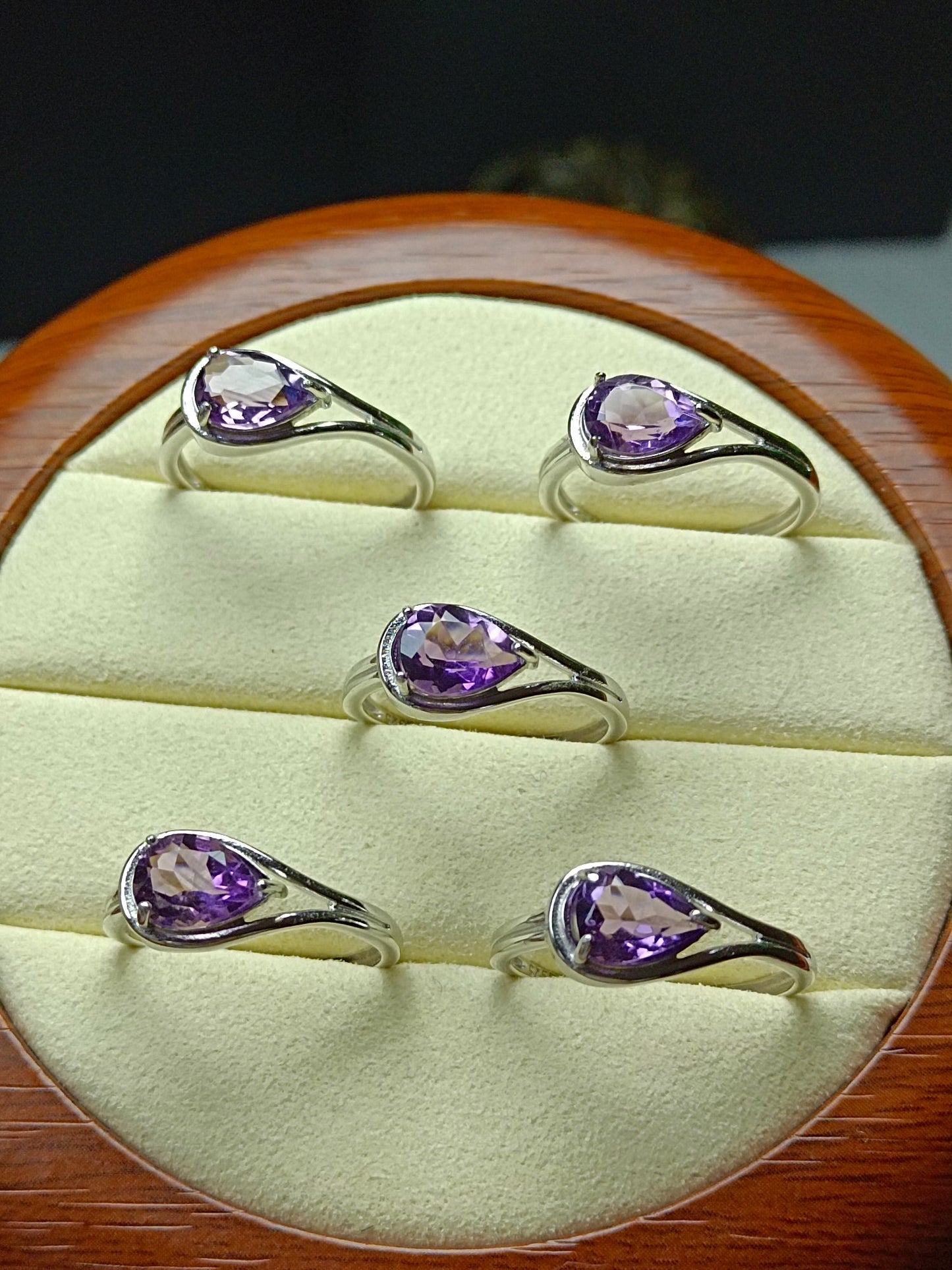 Mystischer lila Amethyst-Wassertropfen-Ring – einzigartiges Schmuckstück