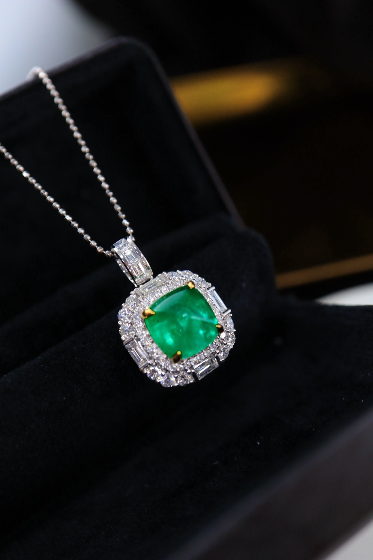 Sugarloaf Emerald Pendant: A Luxurious Jewelry Piece