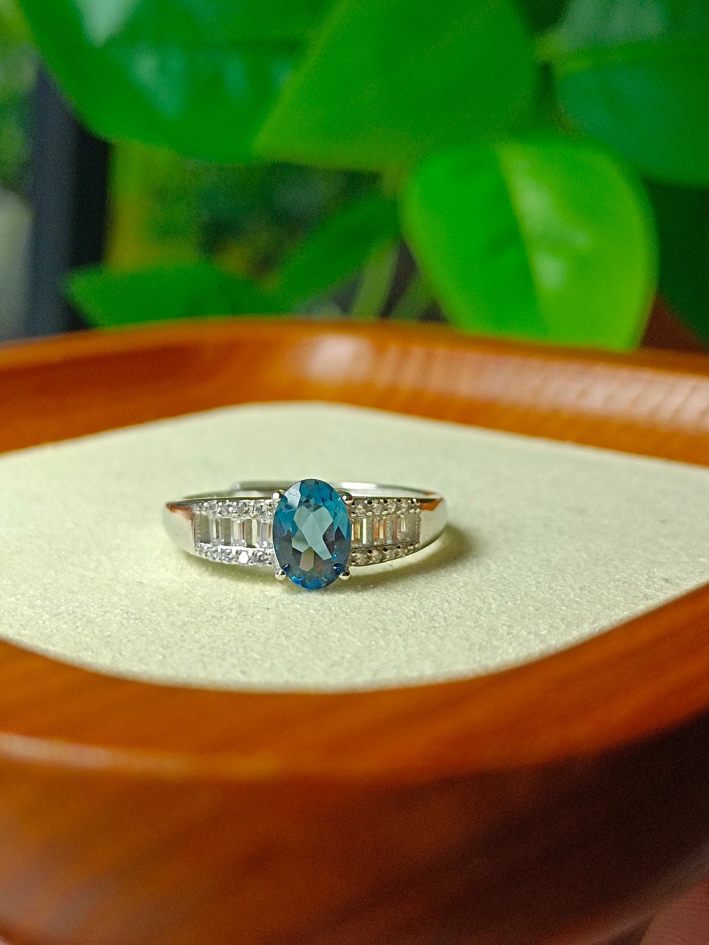 Anello Mystic London con topazio blu: gioielli squisiti per un'eleganza incantevole