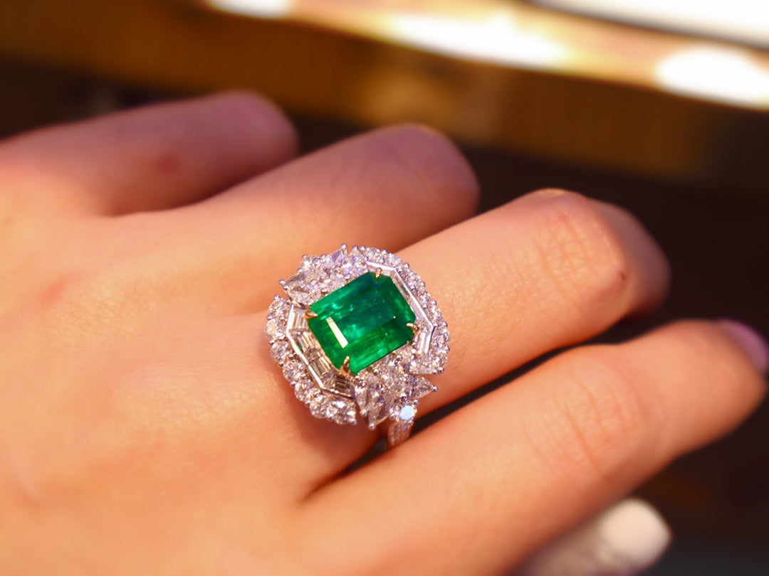 Emerald Ring - Luxurious VVG with GILD Certificate, A Jewelry Marvel