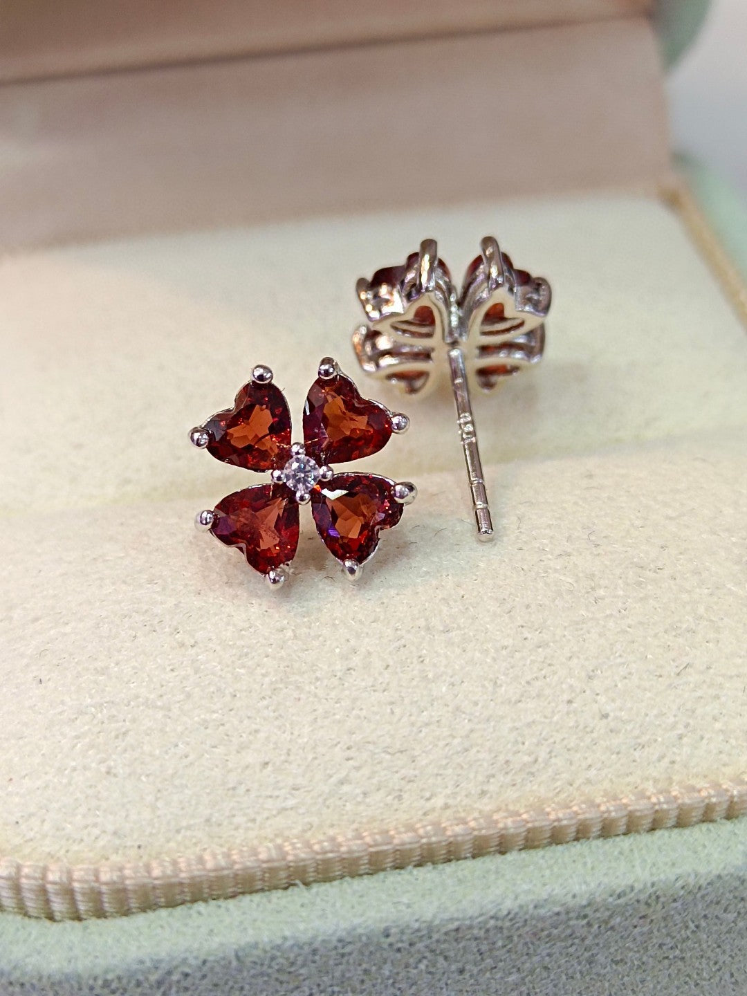 Natural Garnet Four-Leaf Clover Ring - Jewelry of Luck and Beauty