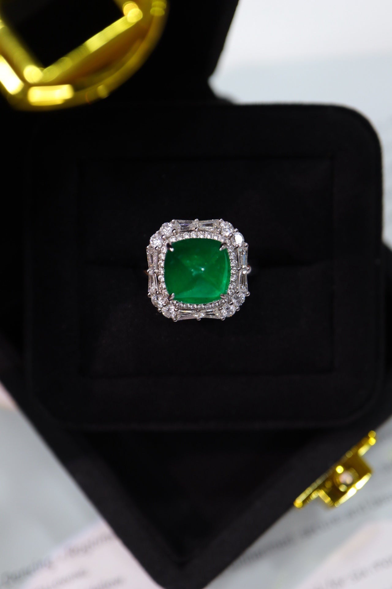 Sugarloaf Emerald Ring: Luksuriøst smykkestykke