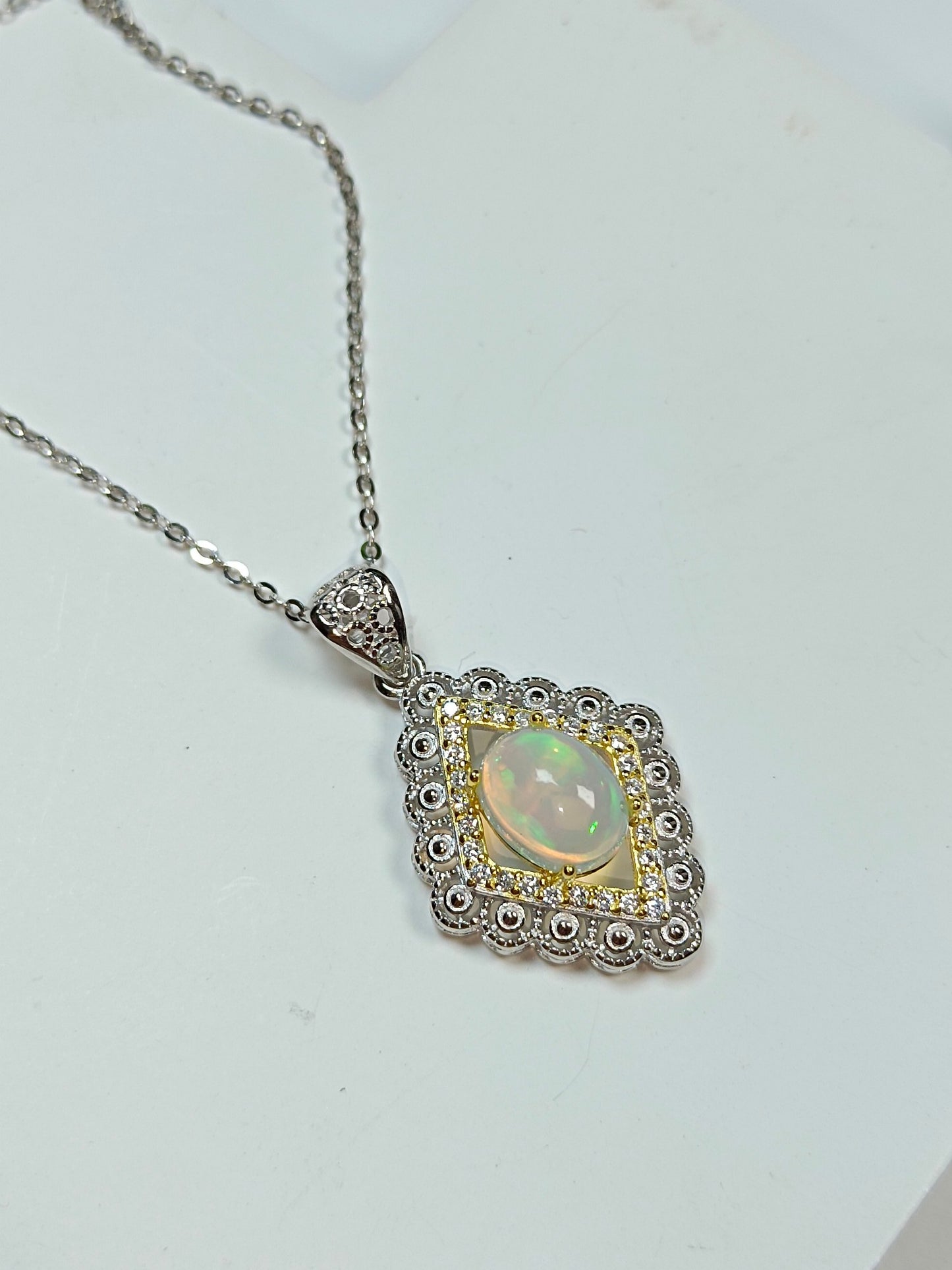 Rautenförmiger Anhänger mit eingebettetem Opal aus S925-Silber – Neuer eleganter Anhängerschmuck mit farbigen Edelsteinen im Chanel-Stil