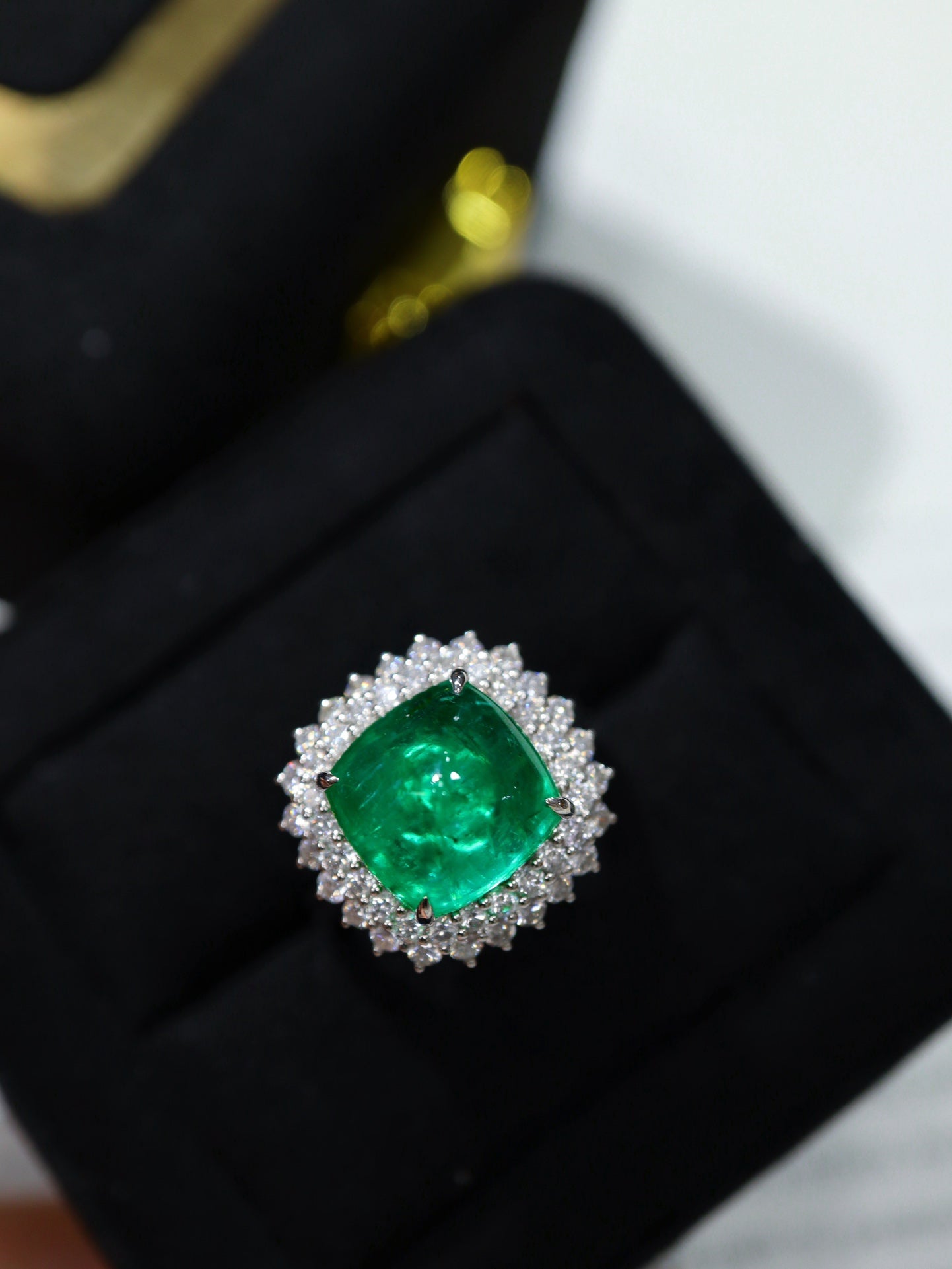 Sugarloaf Emerald Ring: A Luxurious Jewelry Piece