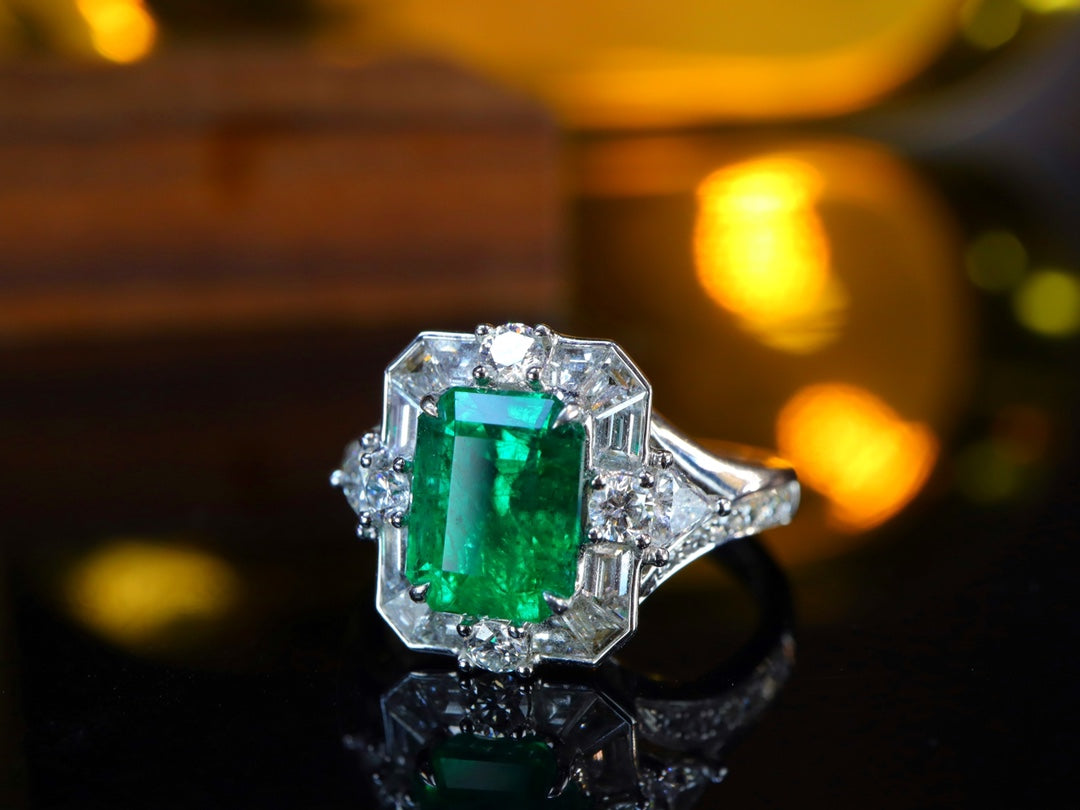 Emerald Ring - Vivid Green Luxury Jewelry with Sparkling Diamonds