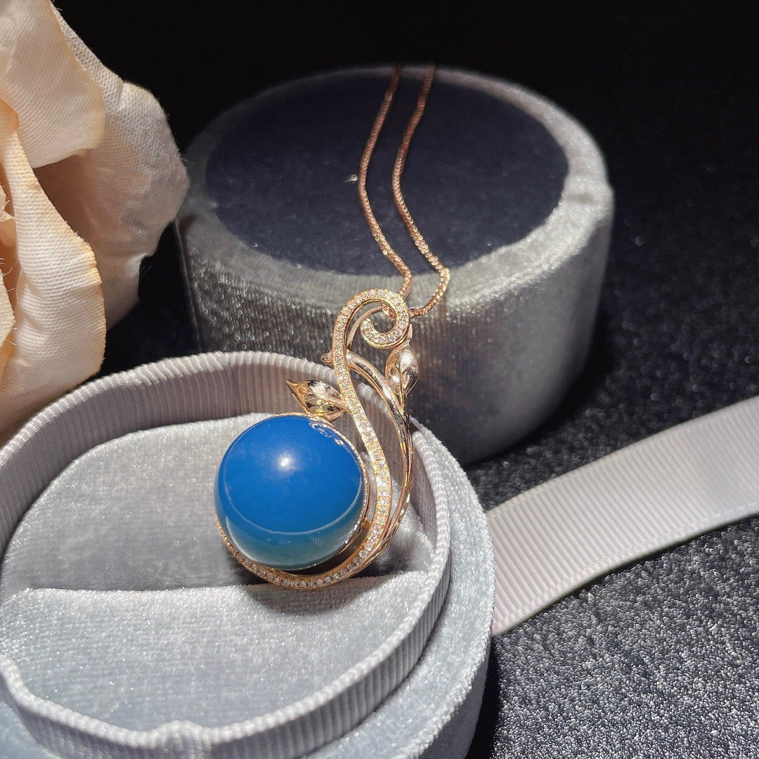 Exquisiter Anhänger aus 18-karätigem Gold mit eingebettetem dominikanischen blauen Bernstein – einzigartiger Schmuck