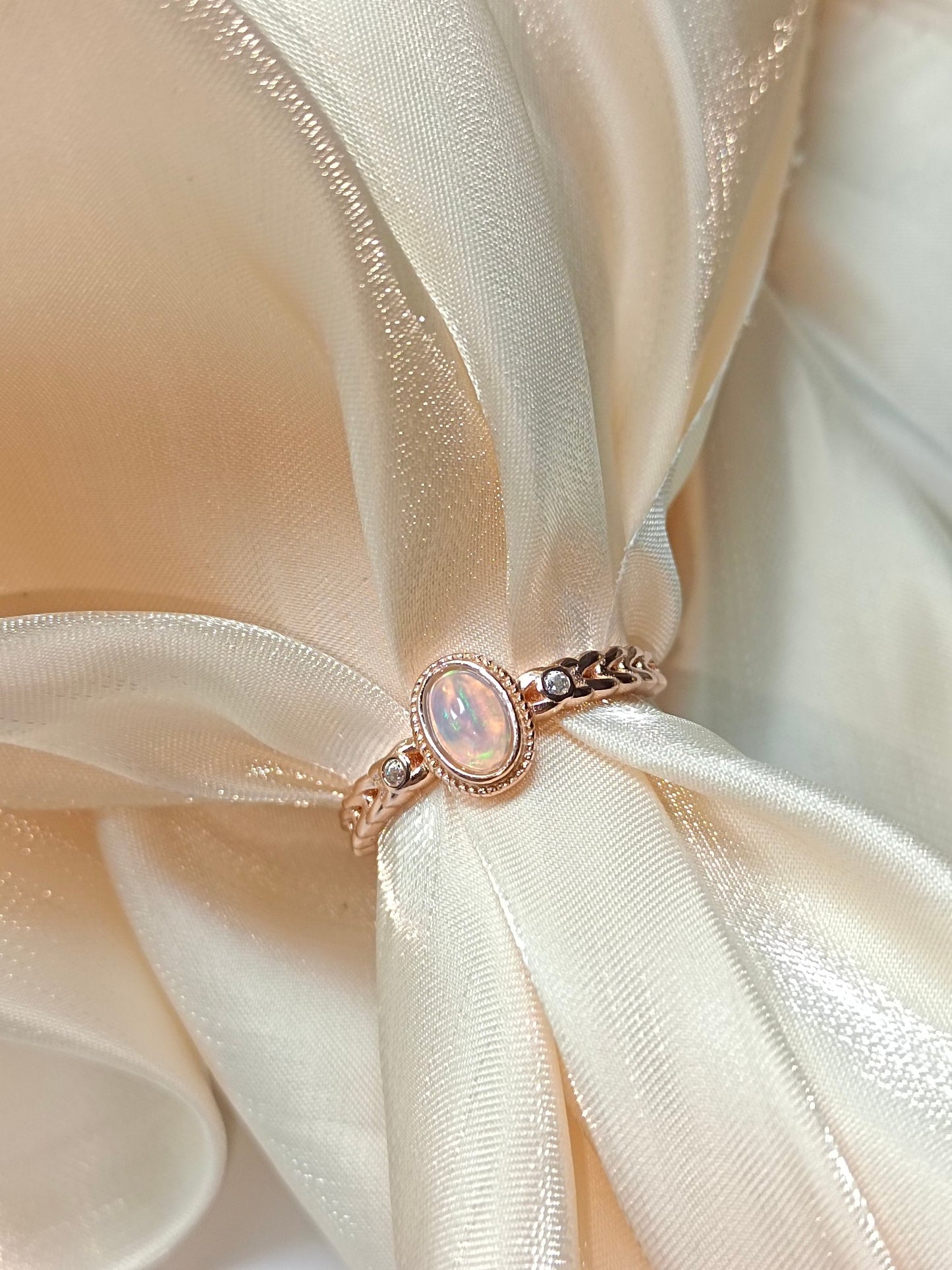 S925 Silver Embedded Opal Ring - Elegant and Versatile Jewelry