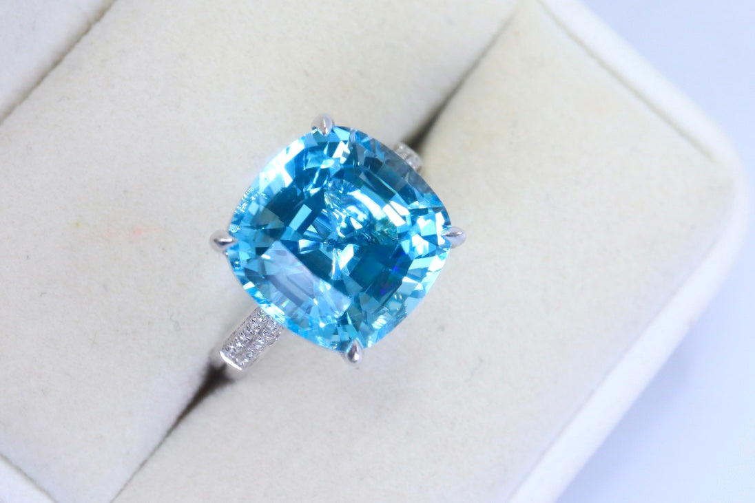 Exquisite Swiss Blue Topaz Ring in 18K Gold with Diamonds - A Must-Have Jewelry