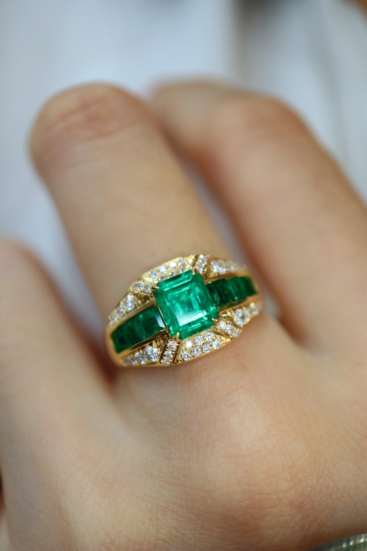 Vintage-Style Emerald Ring - A Luxurious Jewelry Piece