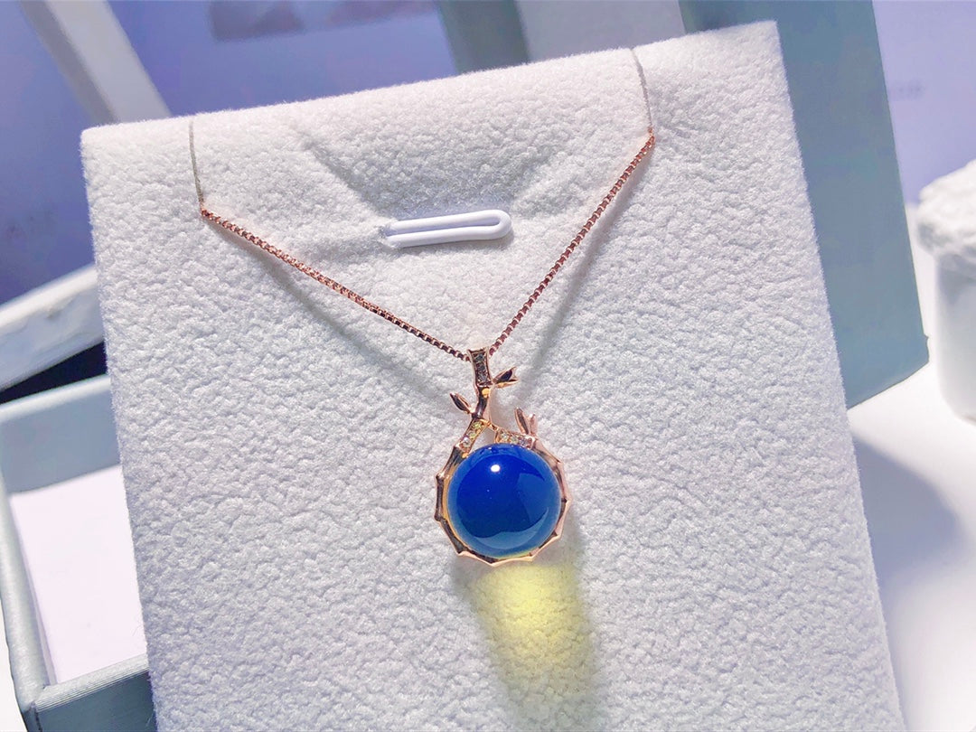 Pingente exclusivo de âmbar azul dominicano embutido em ouro 18K - joia elegante com design de bambu