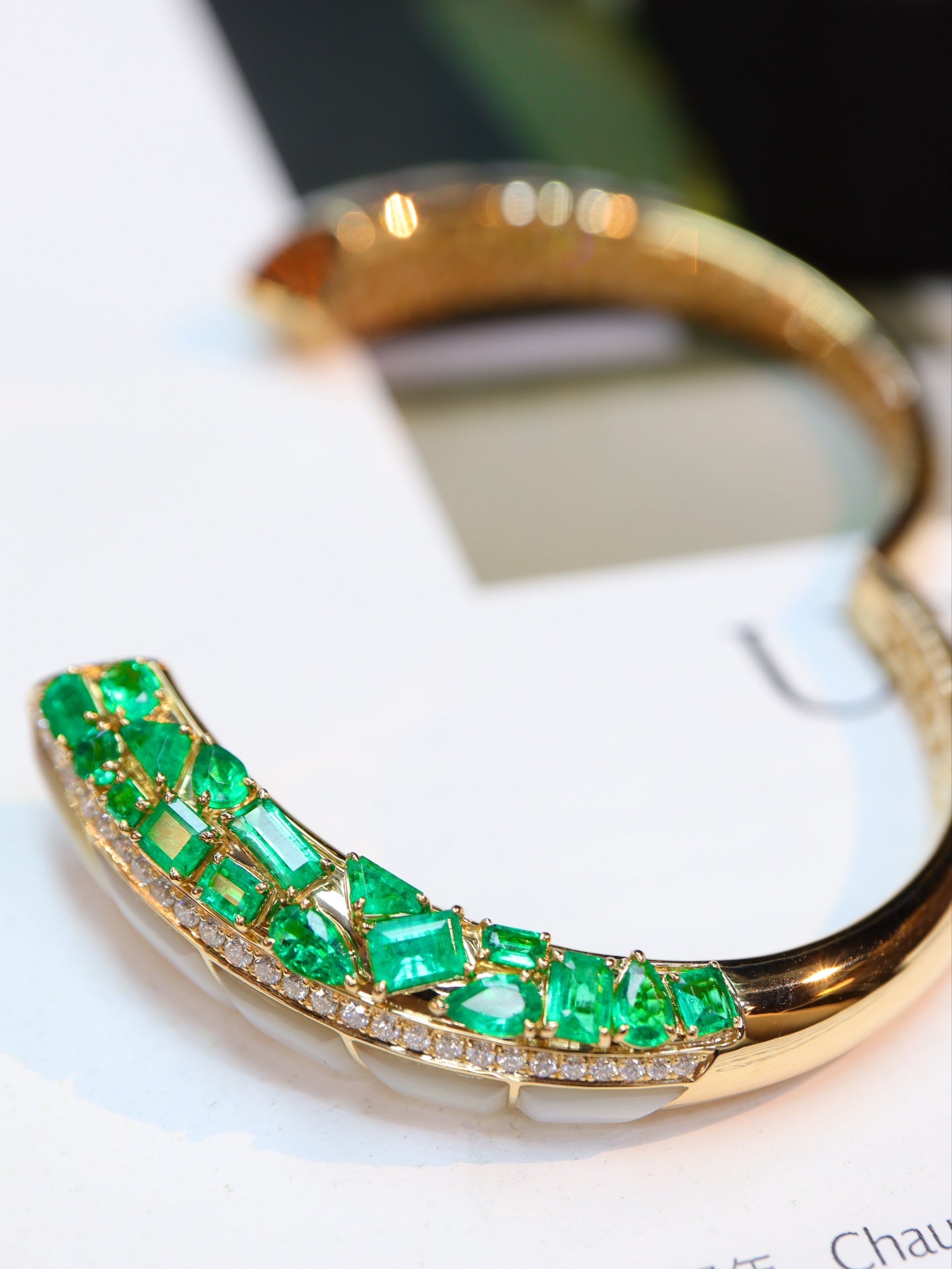 Exquisite Vintage-Inspired Emerald Bracelet - A Jewelry Marvel