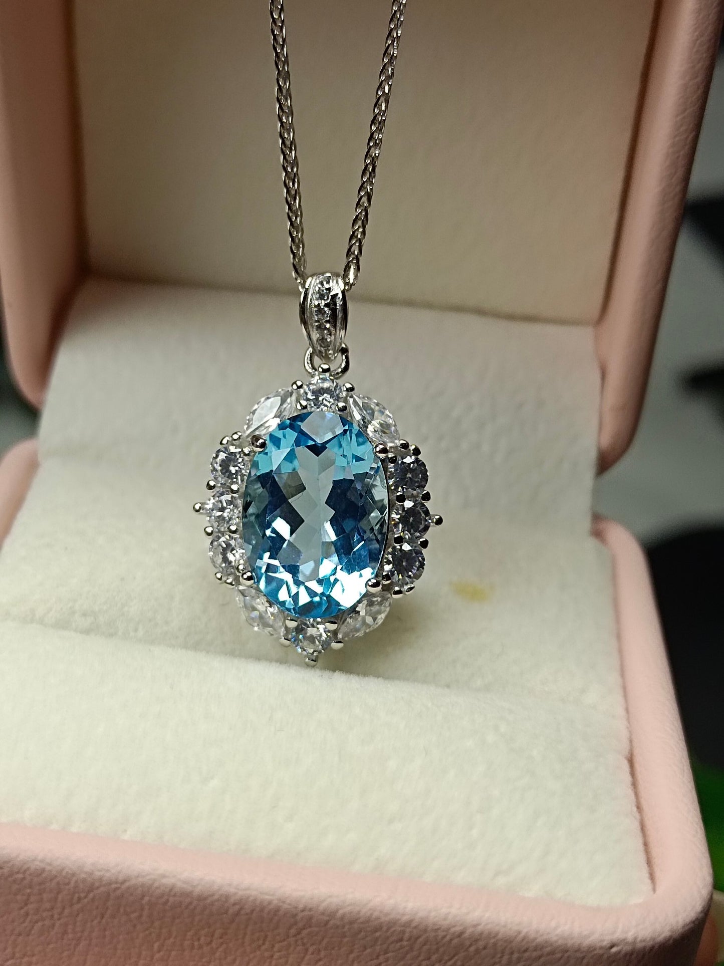 Luxurious Natural Topaz Jewelry Pendant - A Dazzling Necklace for Elegance