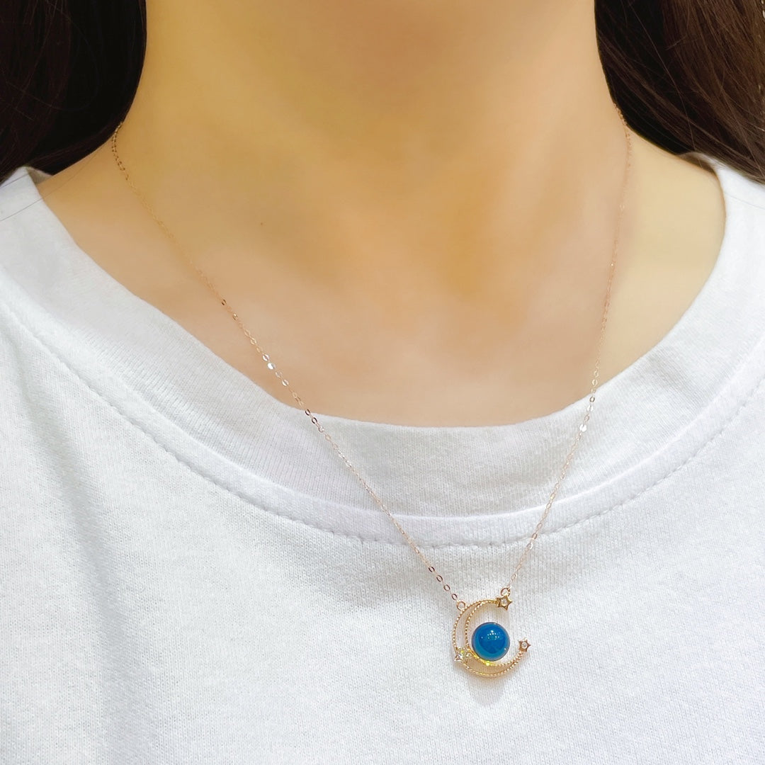 Nouveauté : Pendentif en ambre bleu dominicain incrusté d'or 18 carats - Bijoux uniques